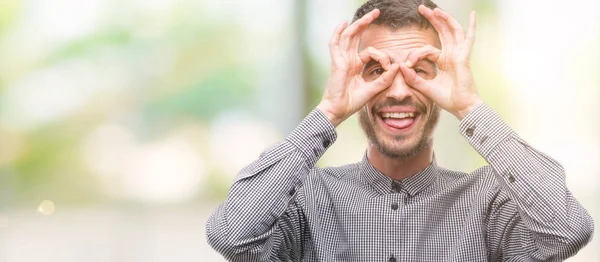 Joven Hipster Haciendo Buen Gesto Como Binoculares Sacando Lengua Ojos — Foto de Stock