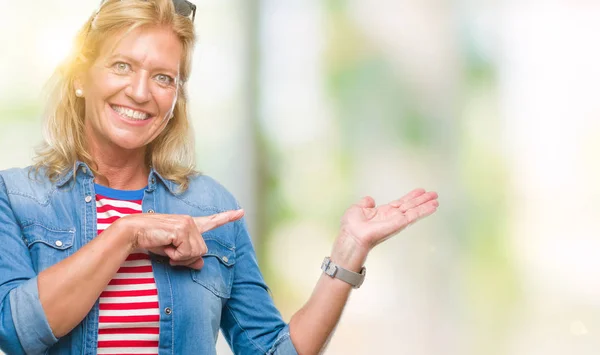 Blonde Vrouw Van Middelbare Leeftijd Geïsoleerde Achtergrond Verbaasd Lachend Naar — Stockfoto