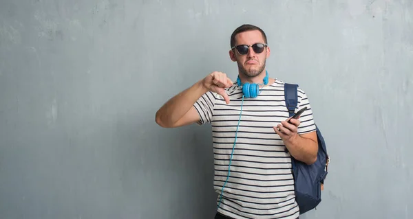 Joven Estudiante Caucásico Sobre Pared Gris Grunge Usando Auriculares Usando —  Fotos de Stock