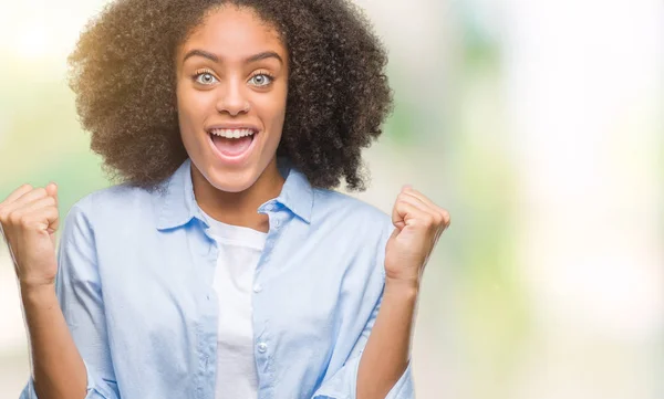 Jonge Afro Amerikaanse Vrouw Geïsoleerde Achtergrond Vieren Verrast Verbaasd Voor — Stockfoto