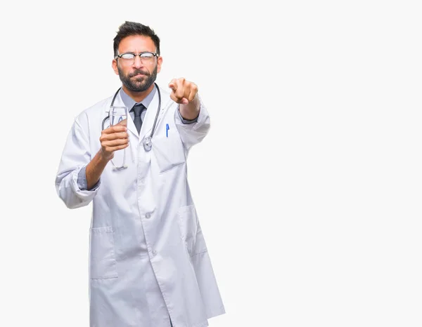 成人西班牙裔医生的人喝玻璃水在孤立的背景下指向相机和你 正面和自信的手势从前面 — 图库照片