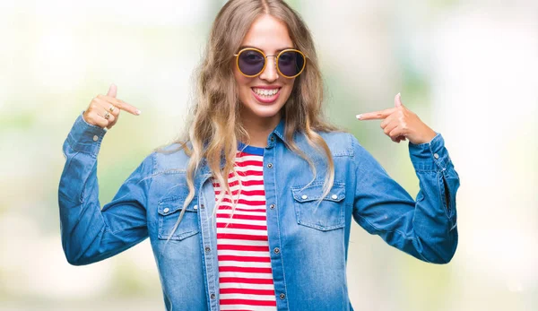 Bella Giovane Donna Bionda Che Indossa Occhiali Sole Sfondo Isolato — Foto Stock