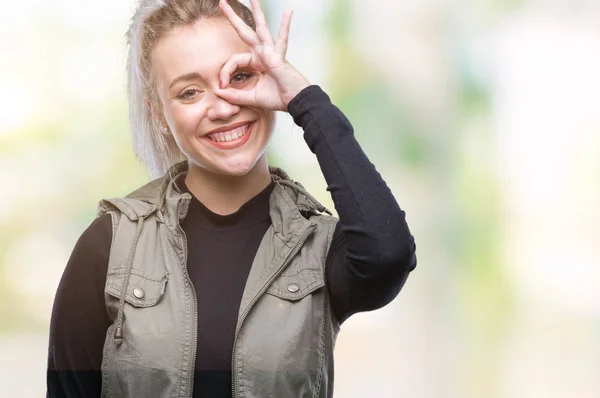 Jovem Loira Sobre Fundo Isolado Fazendo Gesto Com Mão Sorrindo — Fotografia de Stock