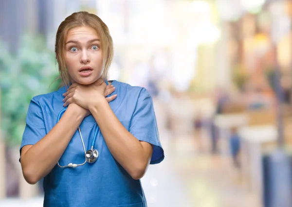 Joven Doctora Caucásica Vistiendo Uniforme Cirujano Sobre Fondo Aislado Gritando — Foto de Stock