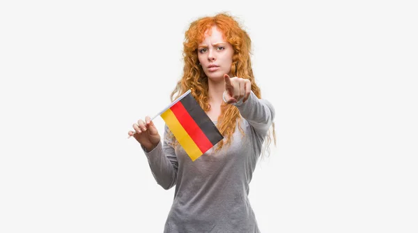 Jovem Ruiva Segurando Bandeira Alemanha Apontando Com Dedo Para Câmera — Fotografia de Stock