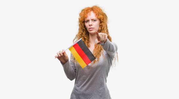 Giovane Donna Rossa Che Tiene Bandiera Della Germania Puntando Con — Foto Stock