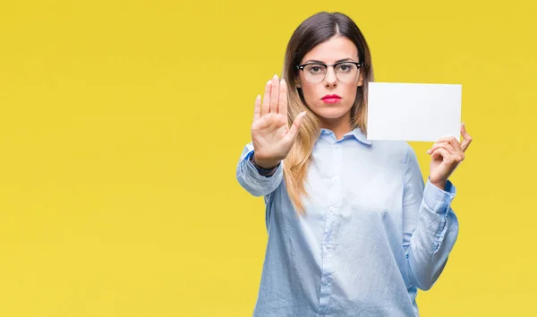 Joven Mujer Negocios Hermosa Sosteniendo Tarjeta Blanco Sobre Fondo Aislado —  Fotos de Stock