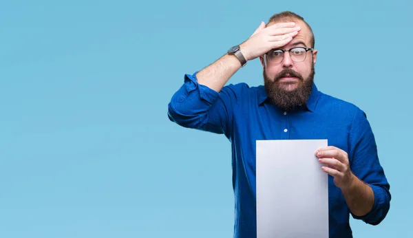 Joven Hombre Hipster Con Gafas Sosteniendo Papel Blanco Sobre Fondo —  Fotos de Stock