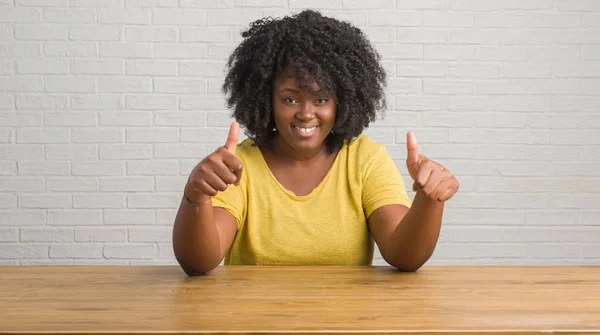 Молодая Африканская Американка Сидящая Дома Столе Одобряющая Позитивный Жест Рукой — стоковое фото
