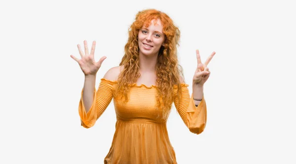 Gösterilen Parmakları Ile Işaret Genç Kızıl Saçlı Kadın Kendinden Emin — Stok fotoğraf