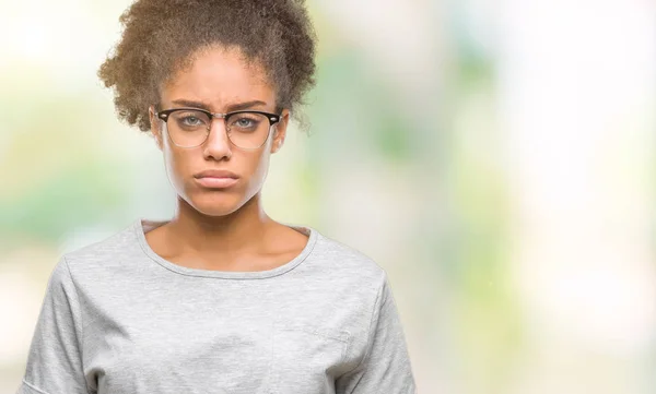 Αφρο Αμερικανικό Γυναίκα Φοράει Γυαλιά Πέρα Από Απομονωμένο Υπόβαθρο Κατάθλιψη — Φωτογραφία Αρχείου