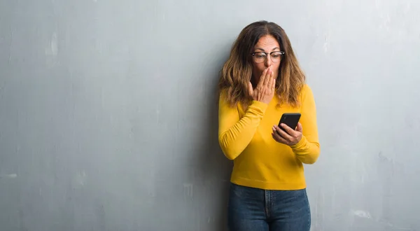 Mulher Hispânica Meia Idade Usando Boca Capa Smartphone Com Mão — Fotografia de Stock