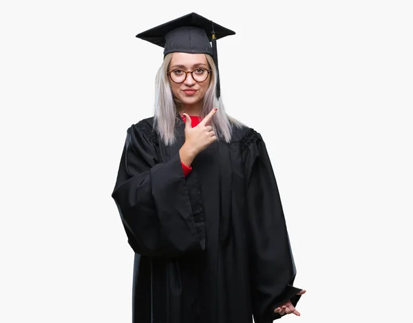 Jeune Femme Blonde Portant Uniforme Diplômé Sur Fond Isolé Gai — Photo