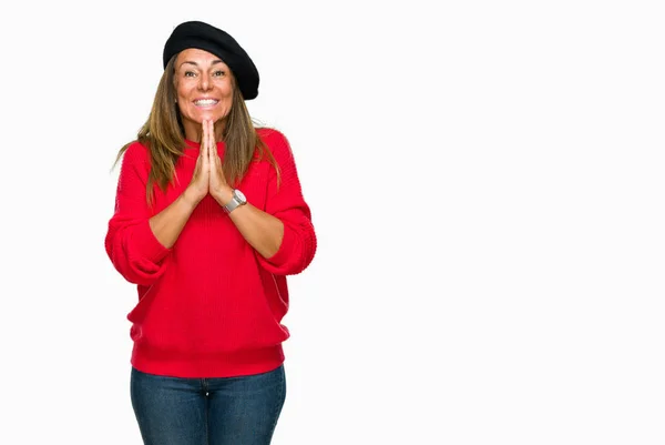 許しは自信を持って笑顔を求めて一緒に手で祈っている孤立した背景上ファッション ベレー帽身に着けている中年成人女性 — ストック写真