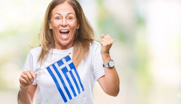 Mulher Hispânica Meia Idade Segurando Bandeira Grécia Sobre Fundo Isolado — Fotografia de Stock