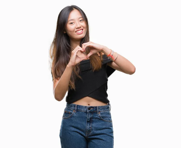 Jonge Aziatische Vrouw Geïsoleerde Achtergrond Glimlachend Hartsymbool Tonen — Stockfoto