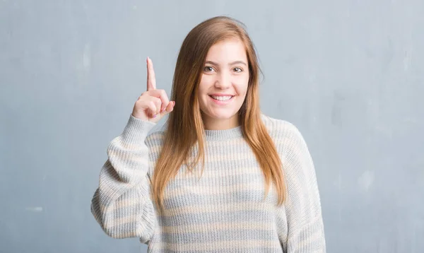 Jovem Mulher Adulta Sobre Parede Grunge Cinza Surpreso Com Uma — Fotografia de Stock