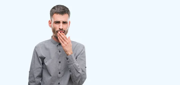 Junger Hipster Mann Gelangweilt Gähnend Müde Mund Mit Der Hand — Stockfoto