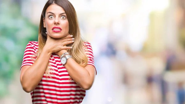 Mujer Hermosa Joven Mirada Casual Sobre Fondo Aislado Gritando Sofocar — Foto de Stock