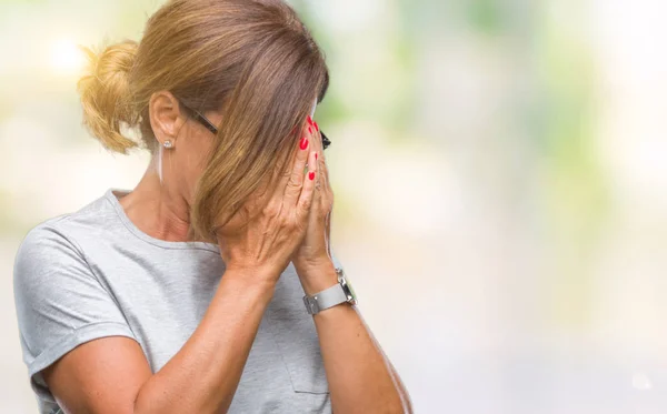 Ältere Hispanische Frau Mittleren Alters Mit Brille Vor Isoliertem Hintergrund — Stockfoto