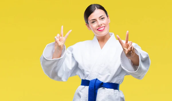 Junge Schöne Frau Karate Kimono Uniform Vor Isoliertem Hintergrund Lächelt — Stockfoto