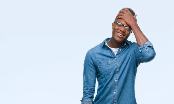 Jonge Afro Amerikaanse Man Geïsoleerde Achtergrond Verrast Met Hand Het — Stockfoto
