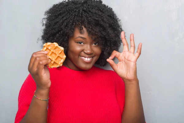 Junge Afrikanisch Amerikanische Frau Über Graue Grunge Wand Essen Belgische — Stockfoto