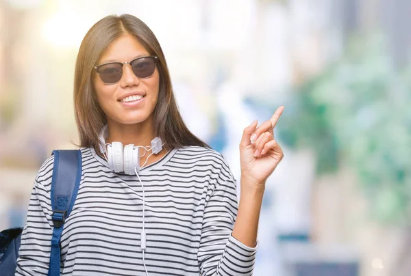 Jonge Aziatische Student Vrouw Dragen Van Hoofdtelefoons Rugzak Geïsoleerde Achtergrond — Stockfoto