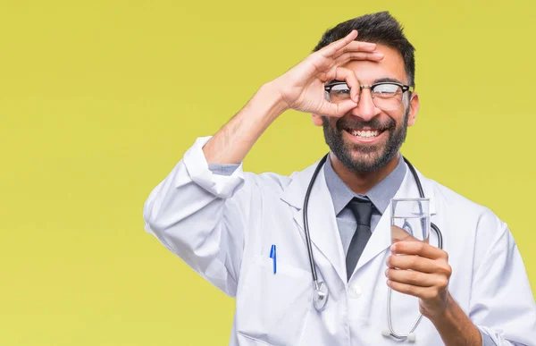 Hombre Médico Hispano Adulto Bebiendo Vaso Agua Sobre Fondo Aislado — Foto de Stock