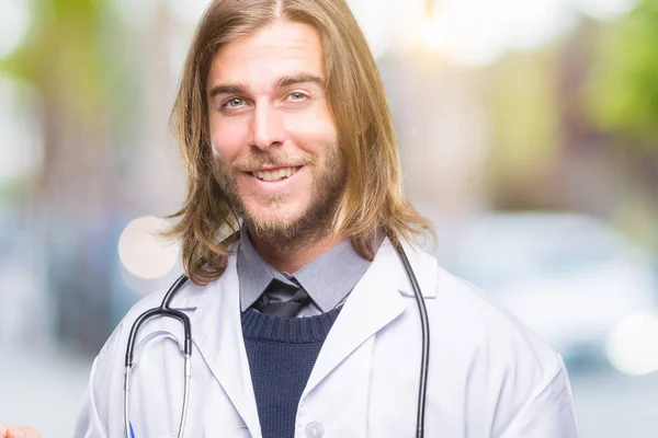 Człowiek Młody Przystojny Lekarz Długimi Włosami Białym Tle Wielkim Uśmiechem — Zdjęcie stockowe