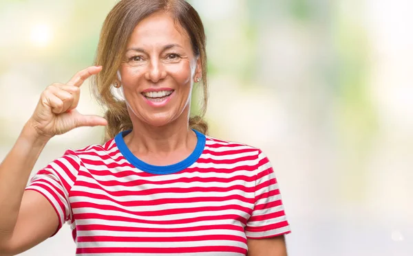 Senior Hispanische Frau Mittleren Alters Über Isoliertem Hintergrund Lächelnd Und — Stockfoto