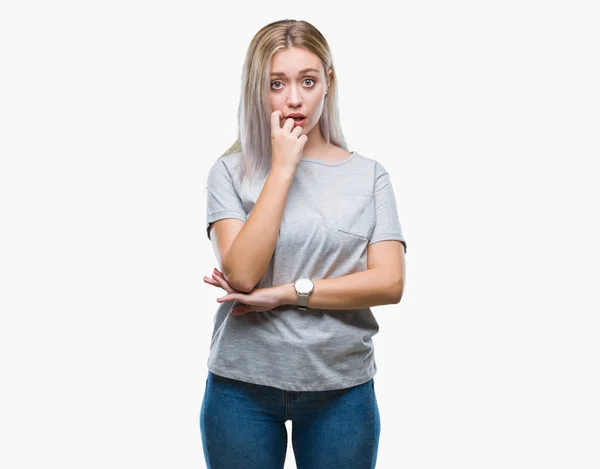 爪を噛んで口の中に不安や緊張で手を探している孤立した背景に若いブロンドの女性 不安の問題 — ストック写真