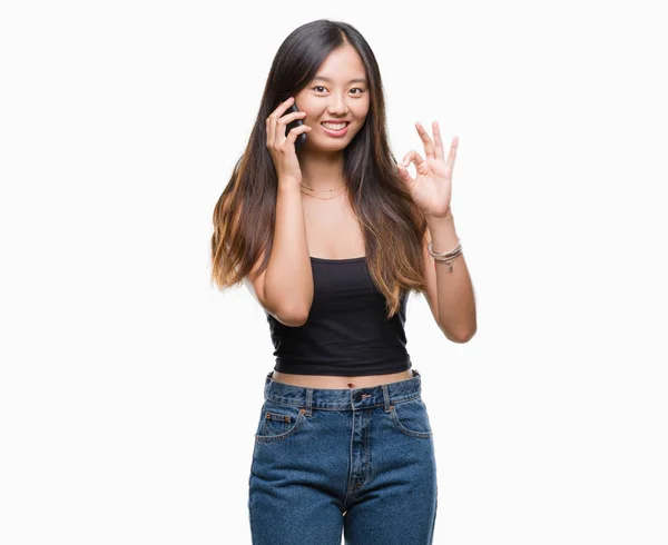 Junge Asiatische Frau Spricht Telefon Und Tut Zeichen — Stockfoto