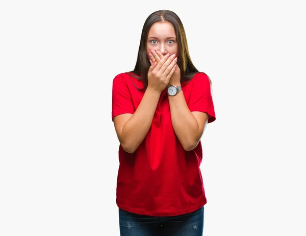 Giovane Bella Donna Caucasica Sfondo Isolato Scioccato Copertura Bocca Con — Foto Stock