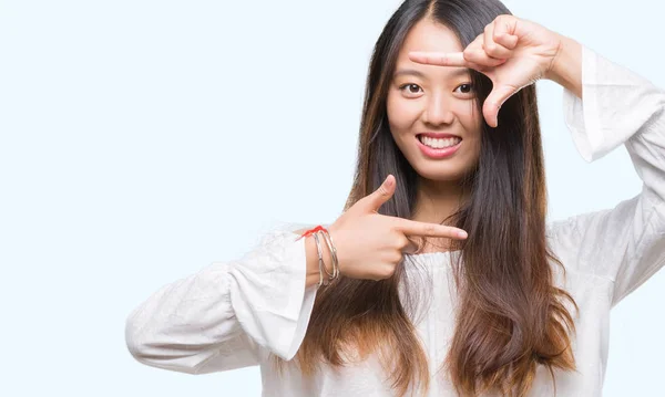 Ung Asiatisk Kvinna Leende Och Göra Ram Med Händer Och — Stockfoto