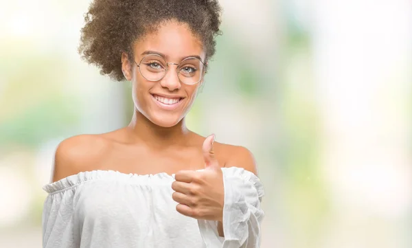 Mujer Afroamericana Joven Con Gafas Sobre Fondo Aislado Haciendo Gesto —  Fotos de Stock