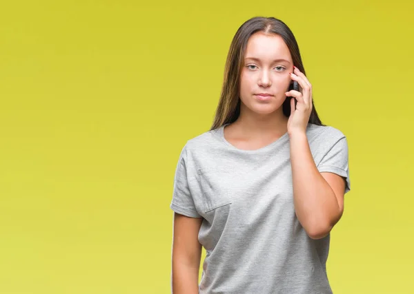 Mooie Kaukasische Jongedame Geïsoleerde Achtergrond Smartphone Gesprek Met Een Vertrouwen — Stockfoto