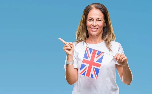 Mulher Hispânica Meia Idade Segurando Bandeira Reino Unido Sobre Fundo — Fotografia de Stock