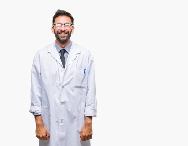 アダルト ヒスパニック系の科学者や医師男顔に幸せとクールな笑みを浮かべて孤立の背景に白のコートを着てします 幸運な人 — ストック写真