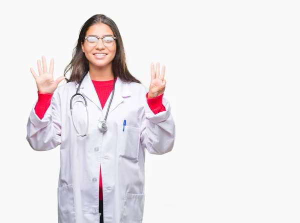 年轻的阿拉伯医生妇女在孤立的背景显示和指向用手指数字八 同时微笑自信和快乐 — 图库照片