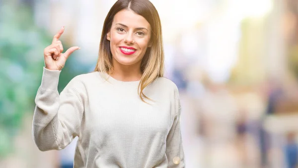 Jovem Bela Mulher Camisola Branca Casual Sobre Fundo Isolado Sorrindo — Fotografia de Stock