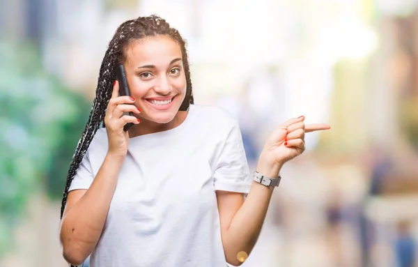 Joven Trenzado Pelo Afroamericano Chica Mostrando Llamando Usando Teléfono Inteligente —  Fotos de Stock