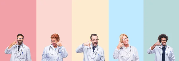专业医生拼贴在五颜六色的条纹孤立的背景微笑做电话手势用手和手指喜欢在电话上交谈 传达概念 — 图库照片