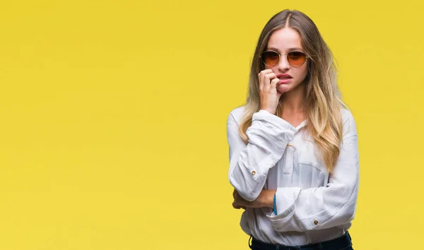 Jovem Mulher Loira Bonita Vestindo Óculos Sol Sobre Fundo Isolado — Fotografia de Stock