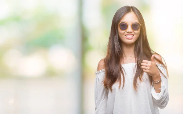 Joven Asiático Mujer Usando Gafas Sol Sobre Aislado Fondo Haciendo —  Fotos de Stock