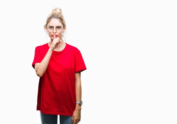 Jovem Bela Mulher Loira Vestindo Camiseta Vermelha Óculos Sobre Fundo — Fotografia de Stock