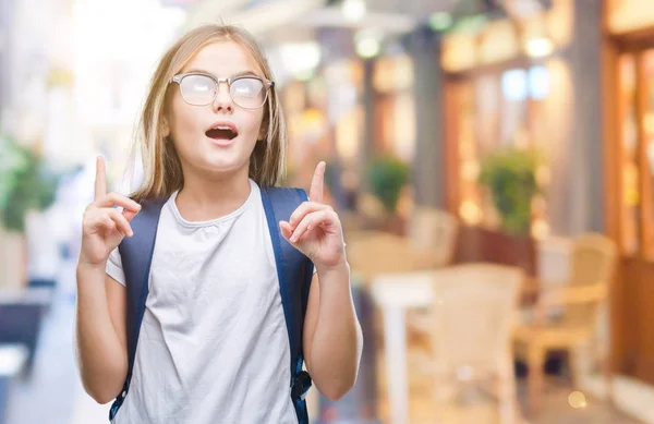 Ung Vacker Smart Student Tjej Bär Ryggsäck Över Isolerade Bakgrund — Stockfoto