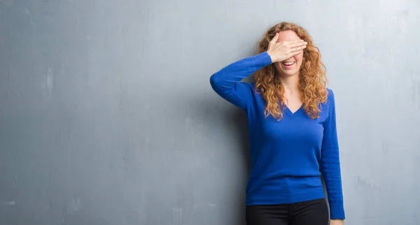 Junge Rothaarige Frau Über Der Grauen Grunge Wand Lächelnd Und — Stockfoto