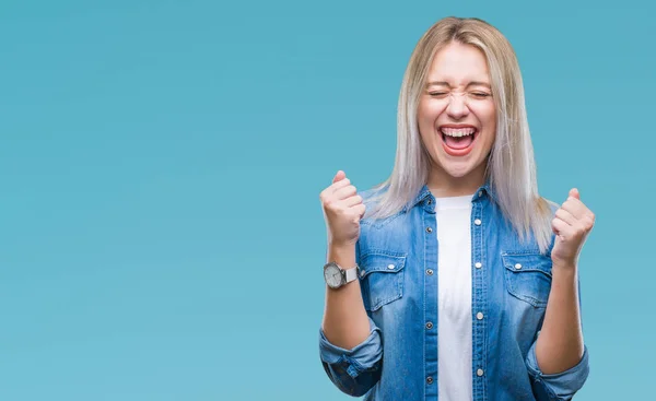 Unga Blonda Kvinnan Över Isolerade Bakgrund Glada För Framgång Med — Stockfoto