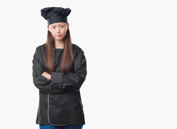 Mulher Chinesa Jovem Sobre Fundo Isolado Vestindo Uniforme Chef Cético — Fotografia de Stock